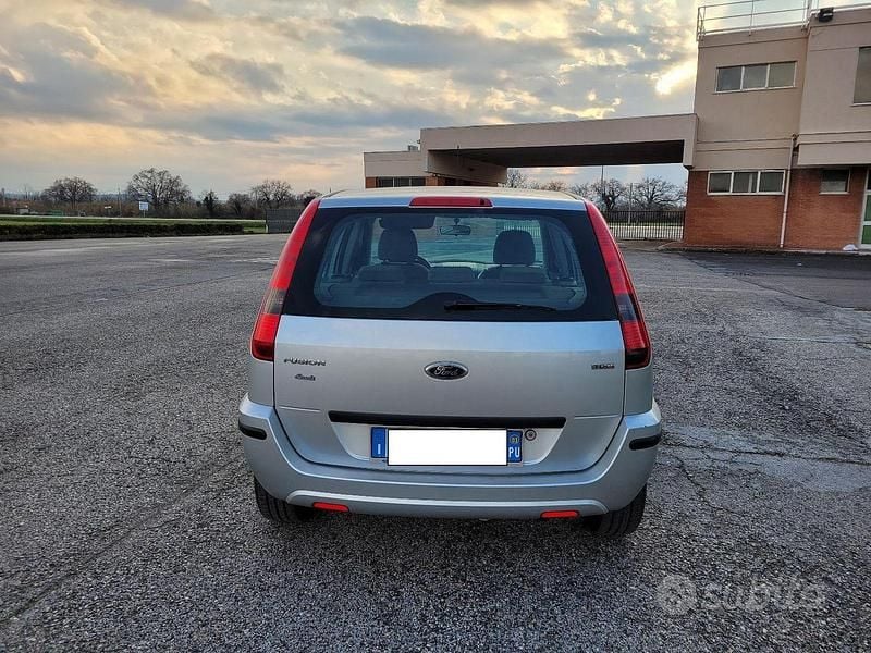 Usata Ford Fusion 68 CV (50 kW) 2003 Grigio Utilitaria