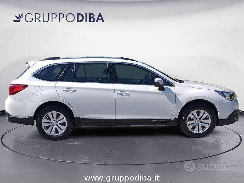 Usado Subaru Outback Style 150 CV (110 kW) 2015 Blanco Familiar