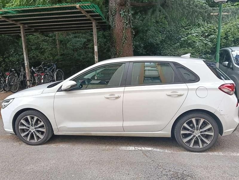 Bianco Usata 2017 Hyundai i30 Style Tre volumi | 14.000 € (Cara) - Immagine 1/3