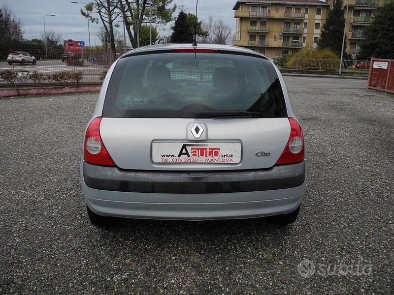 Usata Renault Clio II Authentique 58 CV (42 kW) 2004 Grigio Berlina