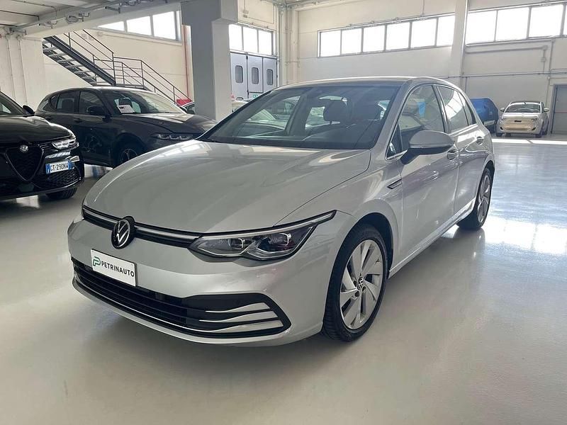 Grigio chiaro metallizzato Usata 2024 VW Golf VIII Style Tre volumi | 25.990 € (Buon prezzo) - Immagine 1/4