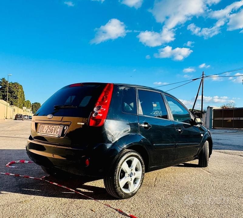 Usata Ford Fiesta Titanium 68 CV (50 kW) 2007 Nero Utilitaria