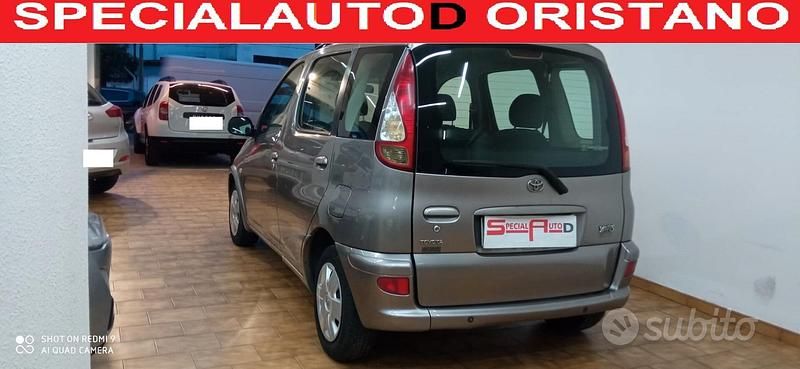 Usata Toyota Yaris Verso 74 CV (54 kW) 2004 Beige Monovolume