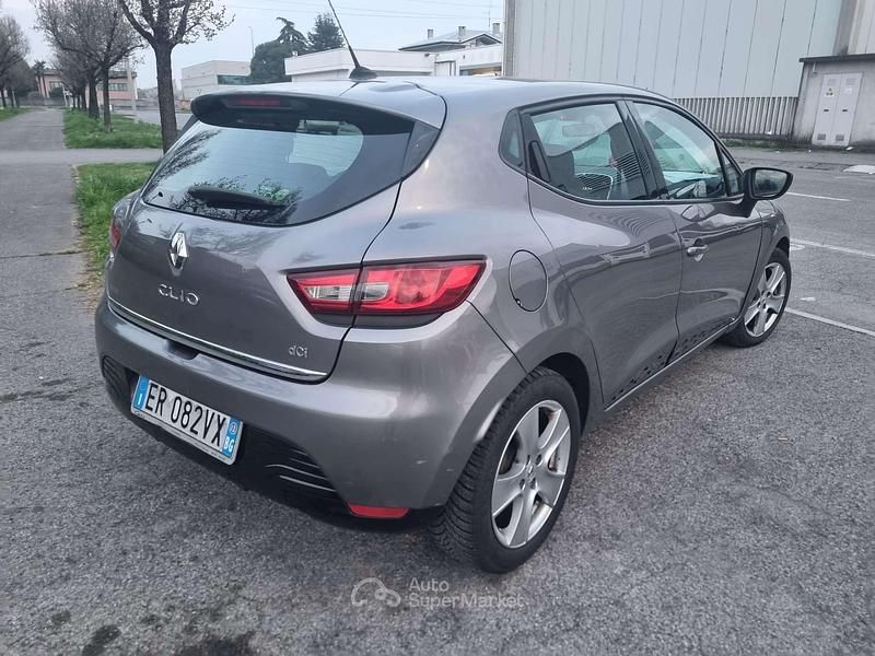 Usado Renault Clio IV 90 CV (66 kW) 2013 Gris Berlina