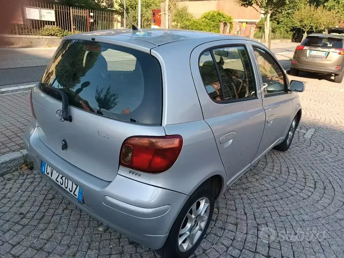 Usata Toyota Yaris 65 CV (47 kW) 2005 Grigio Berlina