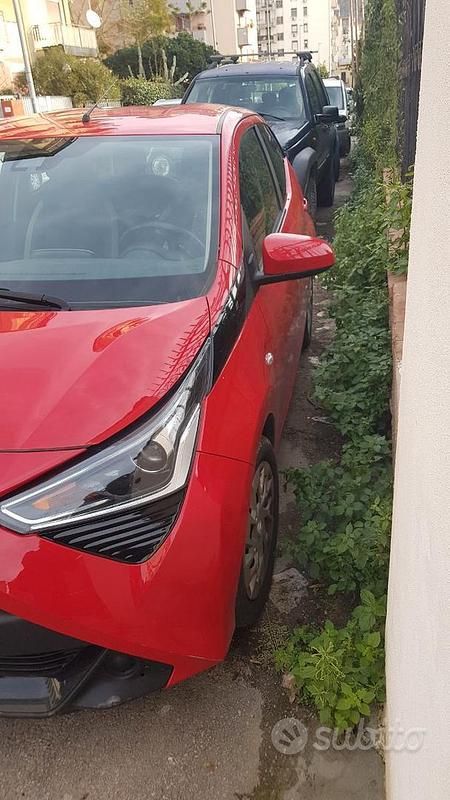 Usata Toyota Aygo Cool 72 CV (52 kW) 2021 Rosso Utilitaria
