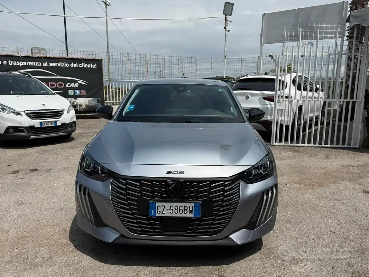 Usata Peugeot 208 Allure 101 CV (74 kW) 2025 Grigio Utilitaria