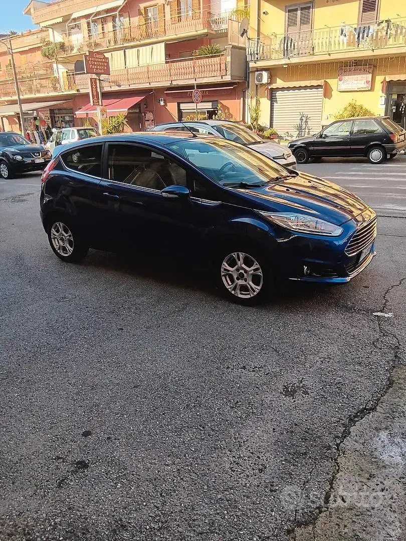 Usado Ford Fiesta Titanium 75 HP (55 kW) 2016 Azul Sedan