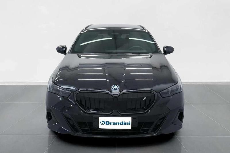 Nuova BMW i5 250 kW (340 CV) 2025 Black sapphire metallizzato Station wagon