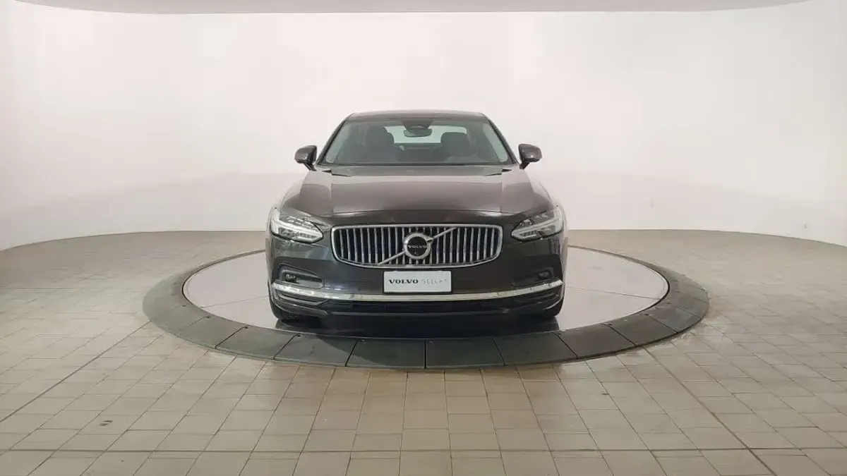 Usata Volvo S90 Plus 235 CV (172 kW) 2025 Platinum grey metallizzato Berlina