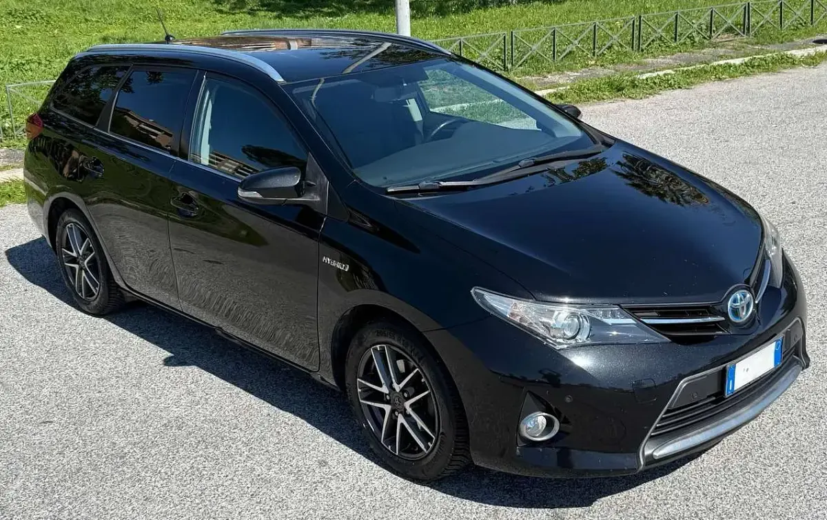 Usata Toyota Auris Hybrid Active 99 CV (72 kW) 2015 Nero Station wagon