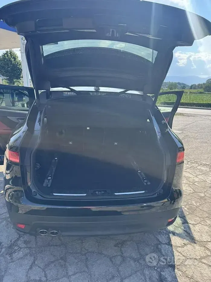 Usata Jaguar F-Pace Chequered Flag 180 CV (132 kW) 2019 Nero SUV