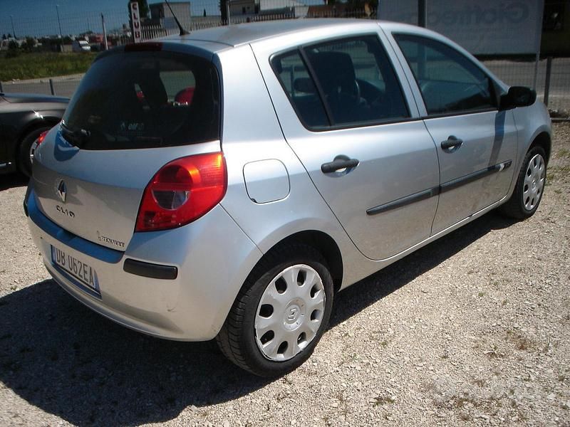 Usata Renault Clio II 85 CV (62 kW) 2006 Grigio Berlina