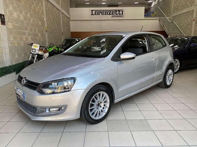 Grigio Usata 2010 VW Polo Comfortline Tre volumi | 5490 € (Buon prezzo) - Immagine 1/4