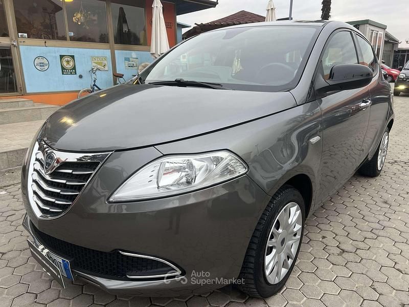 Grigio Usata 2013 Lancia Ypsilon Silver Due volumi | 7490 € (Buon prezzo) - Immagine 1/4