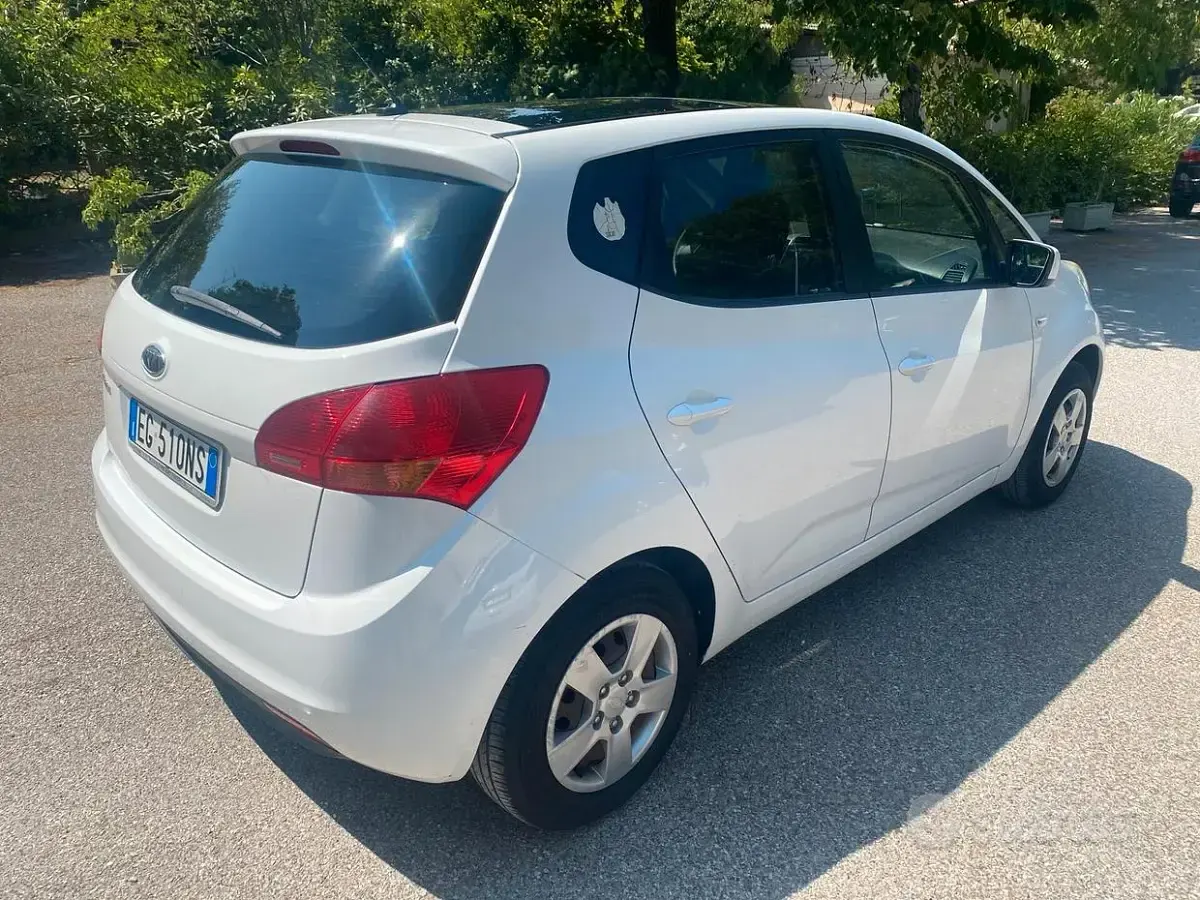 Usata Kia Venga 90 CV (66 kW) 2011 Bianco Utilitaria