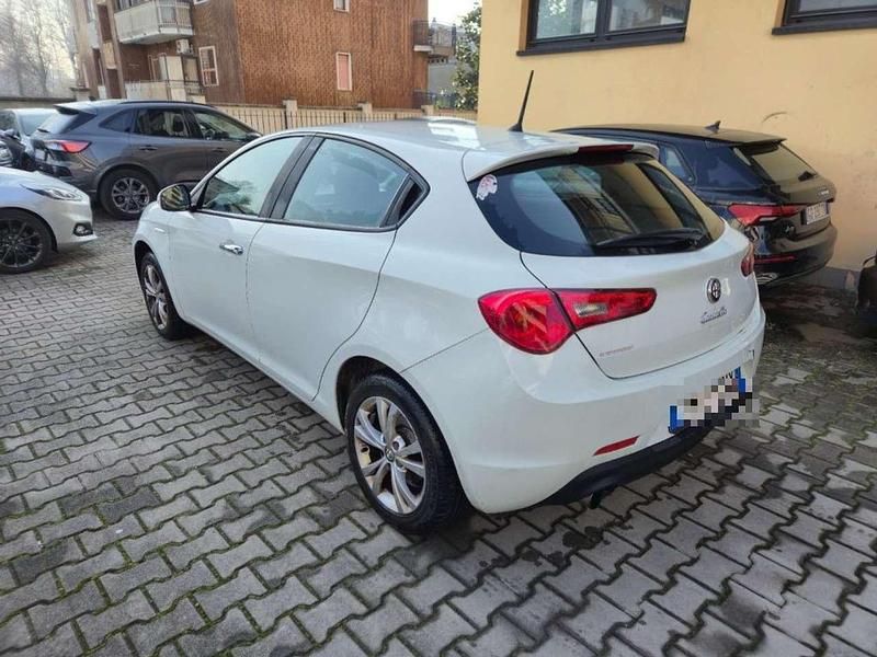 Usata Alfa Romeo Giulietta Distinctive 120 CV (88 kW) 2015 Bianco Utilitaria