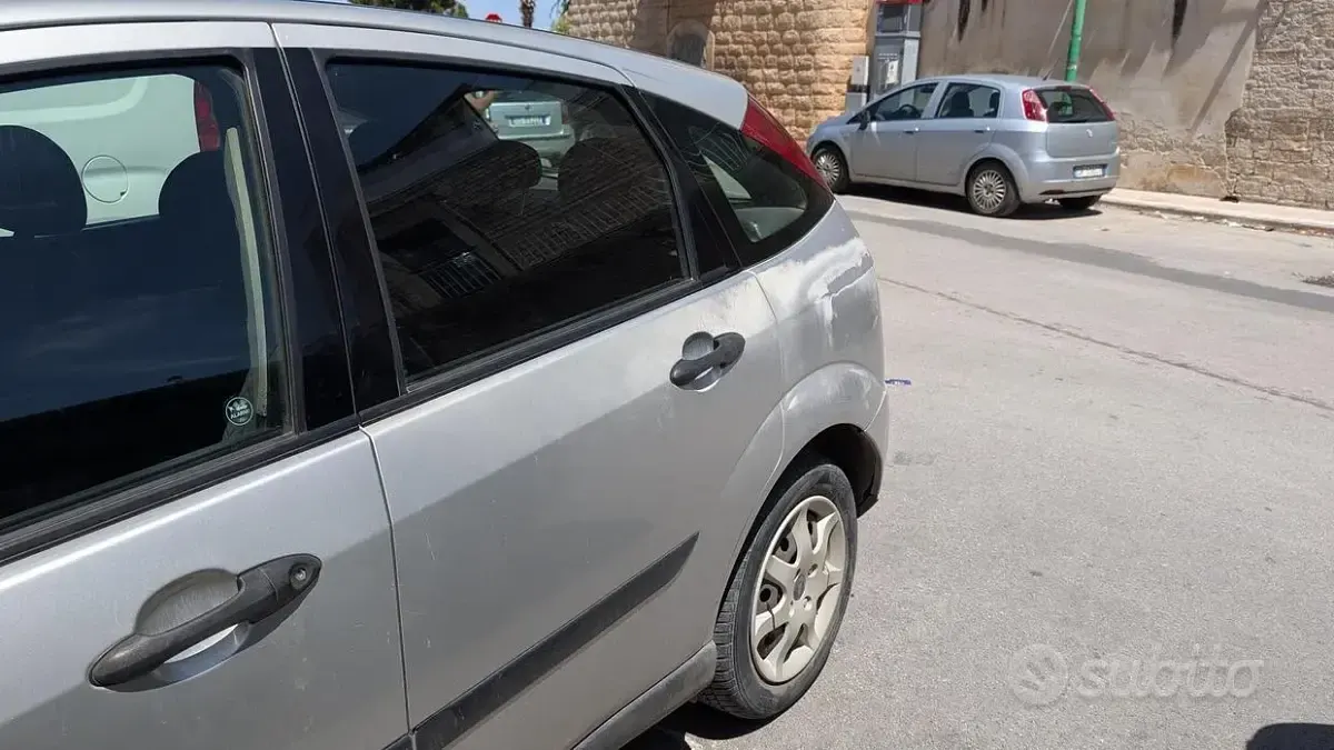 Usata Ford Focus 90 CV (66 kW) 2001 Grigio Berlina