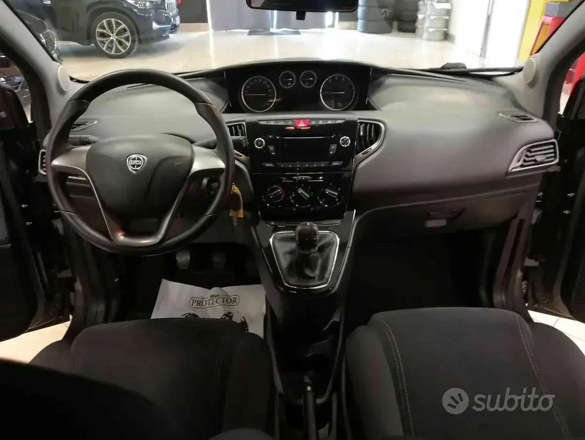 Usata Lancia Ypsilon 69 CV (50 kW) 2011 Grigio scuro Utilitaria