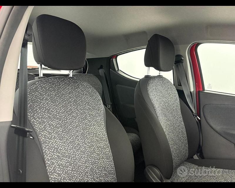 Usata Lancia Ypsilon Silver 70 CV (51 kW) 2023 Rosso Utilitaria