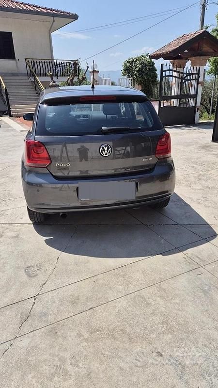 Usado VW Polo 82 CV (60 kW) 2011 Gris Utilitario