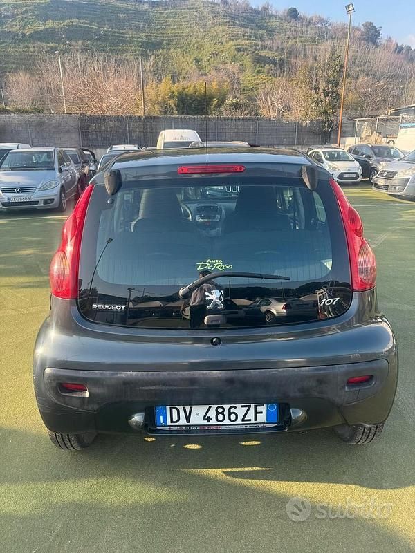 Usata Peugeot 107 68 CV (50 kW) 2009 Grigio Utilitaria