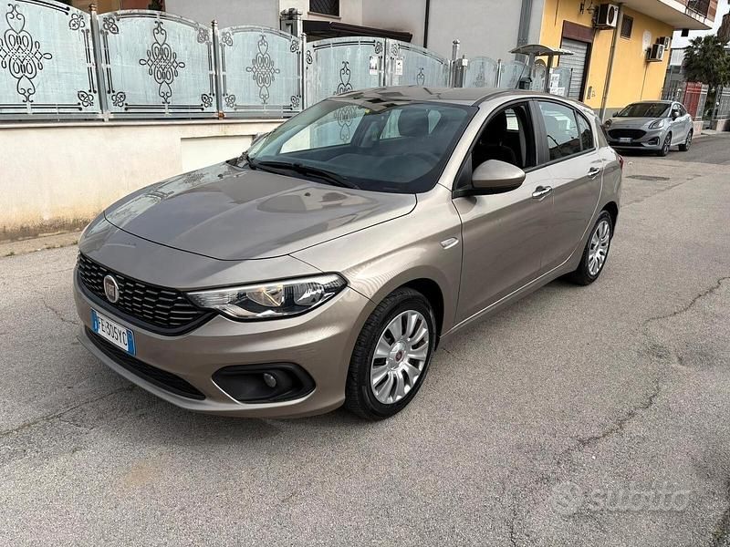 Usata Fiat Tipo Lounge 95 CV (69 kW) 2016 Grigio Berlina