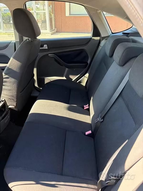 Begagnad Ford Focus 90 HK (66 kW) 2006 Grå Sedan