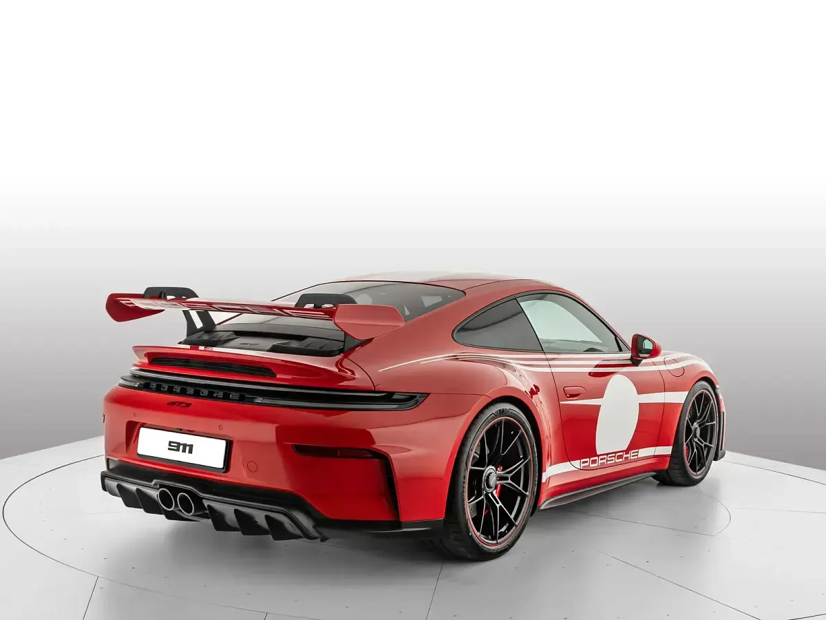Nuova Porsche 911 2026 Guards red Coupé