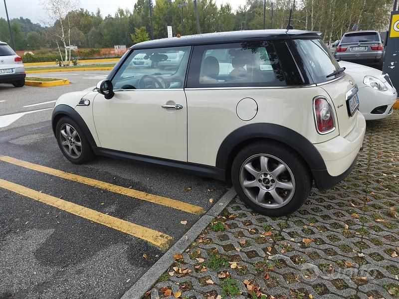 Bianco Usata 2010 Mini Cooper Due volumi | 3000 € (Ottimo prezzo) - Immagine 1/4