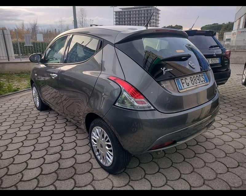 Usata Lancia Ypsilon Silver 69 CV (50 kW) 2016 Grigio scuro Utilitaria