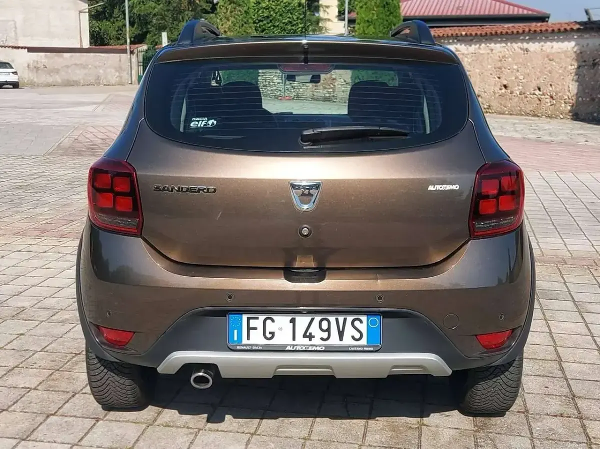 Usata Dacia Sandero Prestige 90 CV (66 kW) 2017 Marrone Berlina