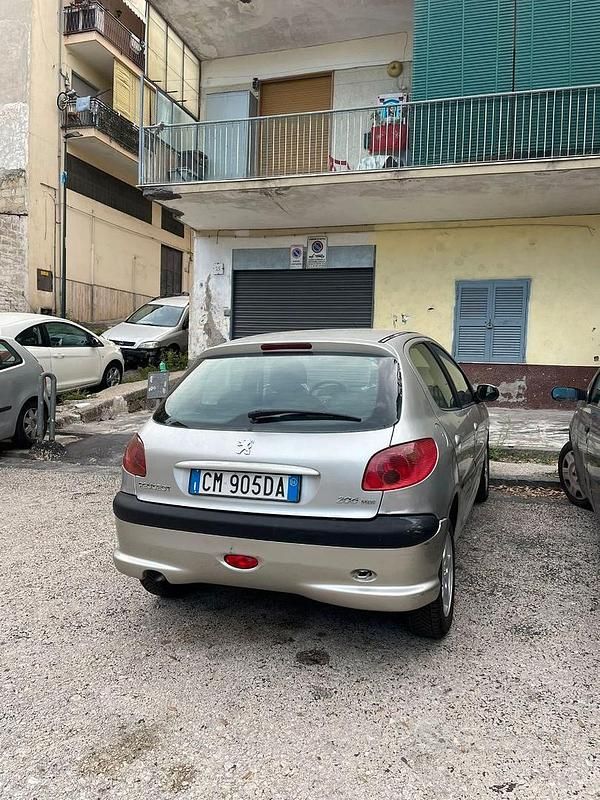 Grigio Usata 2004 Peugeot 206 Tre volumi | 1850 € (Buon prezzo) - Immagine 1/4