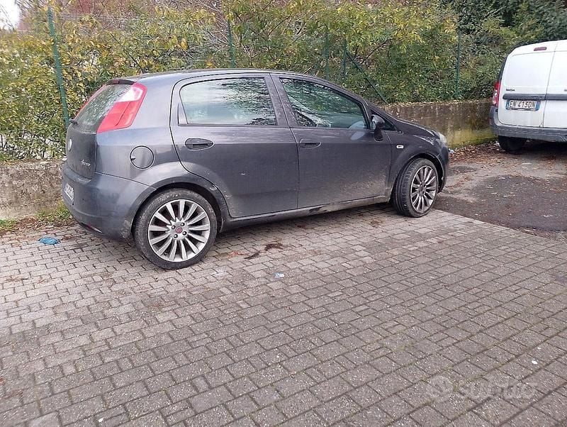 Usata Fiat Punto 75 CV (55 kW) 2011 Grigio Berlina