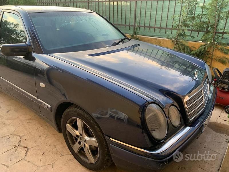 Usata Mercedes E220 Elegance 125 CV (91 kW) 1999 Blu Berlina