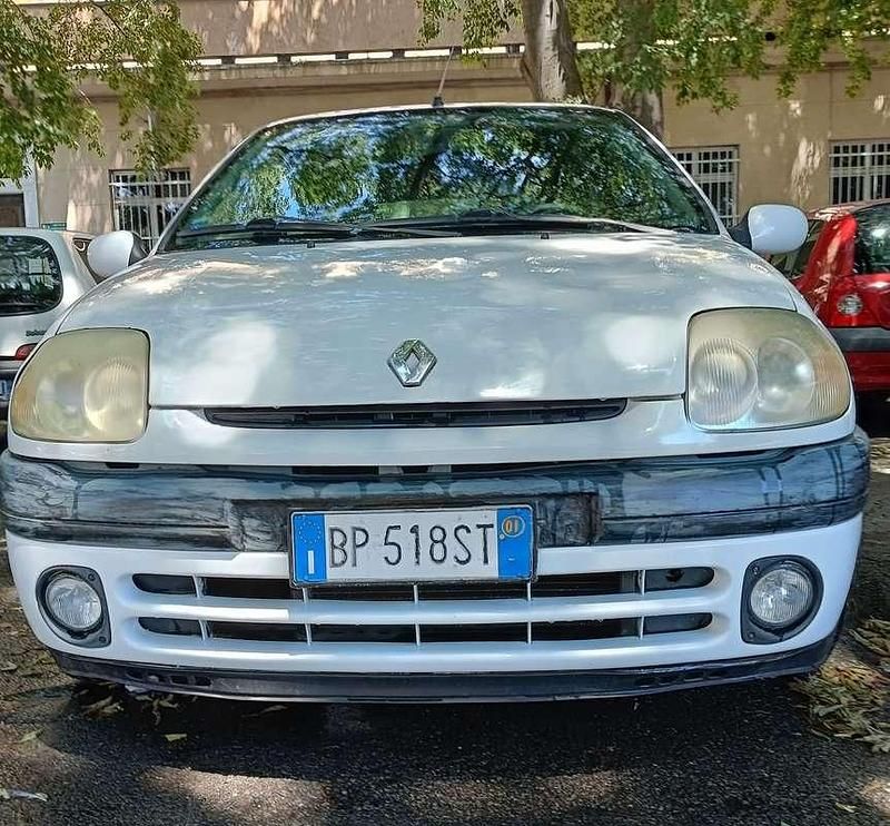 Usata 2001 Renault Clio II Tre volumi | 1000 € (Super prezzo) - Immagine 1/4