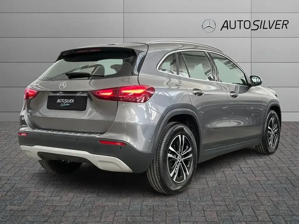 Begagnad Mercedes GLA180 Advanced 116 HK (85 kW) 2025 Grå SUV