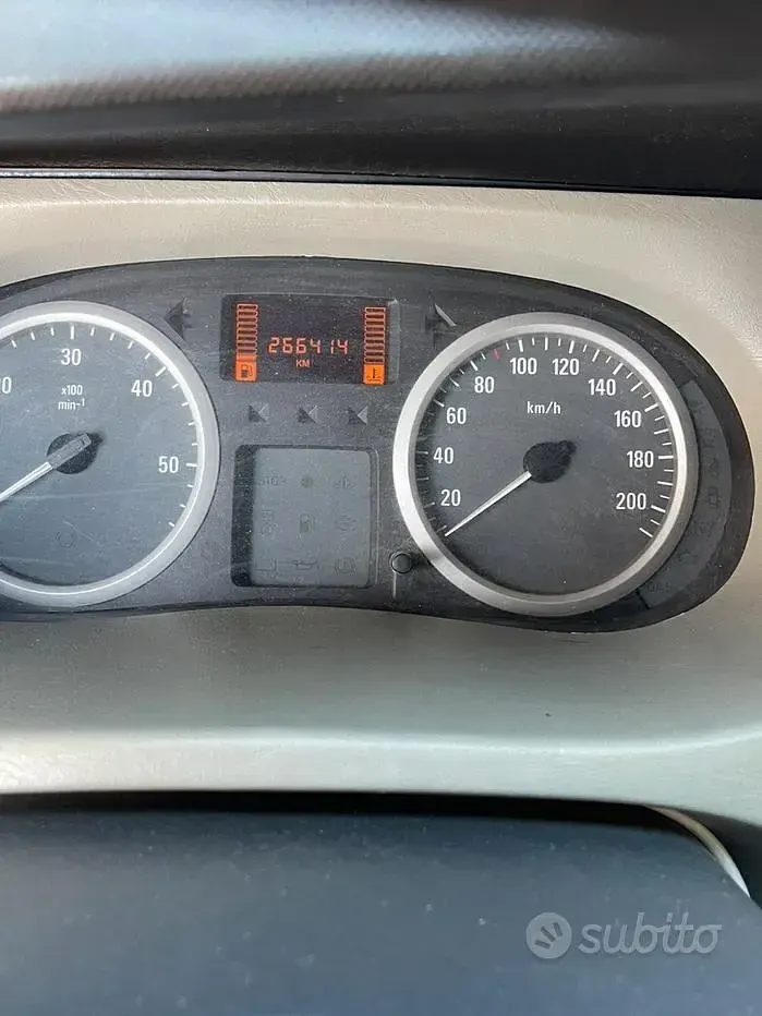 Usata Opel Vivaro 100 CV (73 kW) 2007 Grigio Monovolume
