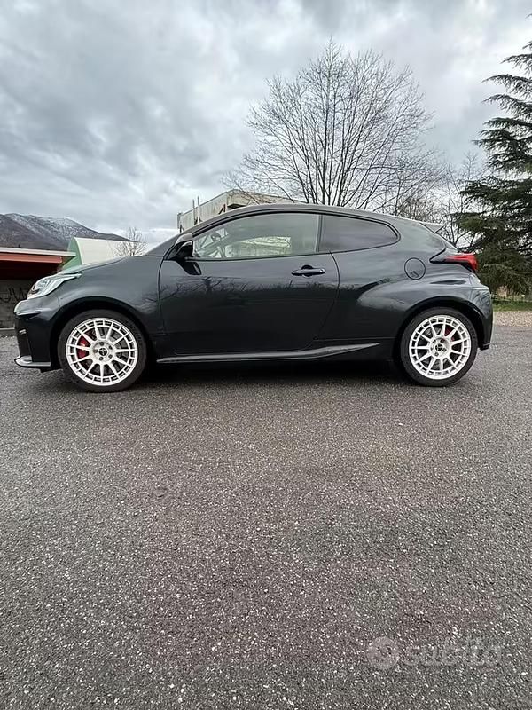 Usata Toyota Yaris 261 CV (191 kW) 2023 Nero Utilitaria