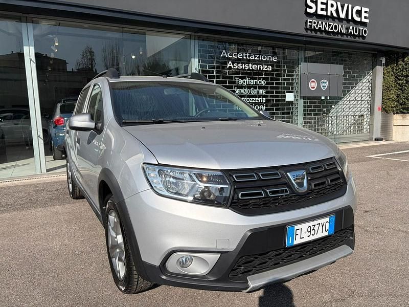 Usata Dacia Sandero Stepway 90 CV (66 kW) 2017 Argento Berlina
