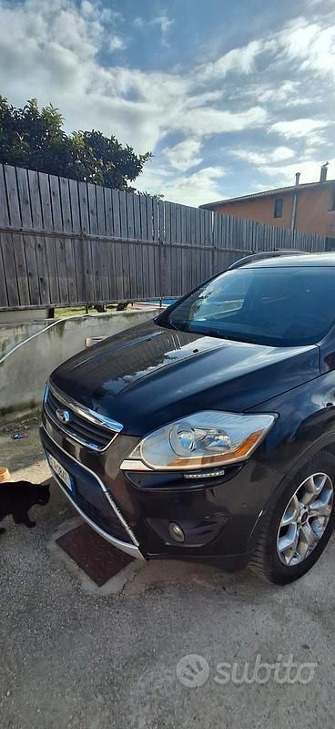 Usata Ford Kuga 140 CV (102 kW) 2012 Nero SUV