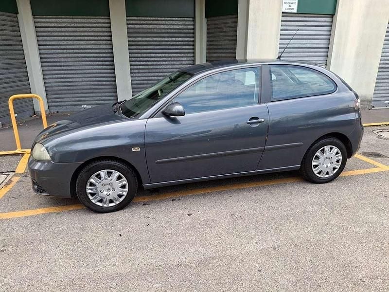 Grigio Usata 2006 Seat Ibiza Reference Tre volumi | 1300 € (Ottimo prezzo) - Immagine 1/4