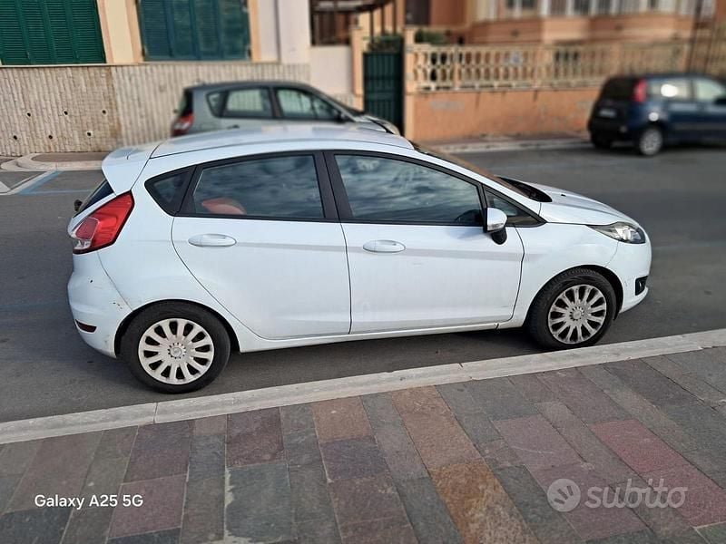 Usata Ford Fiesta 75 CV (55 kW) 2013 Bianco Berlina