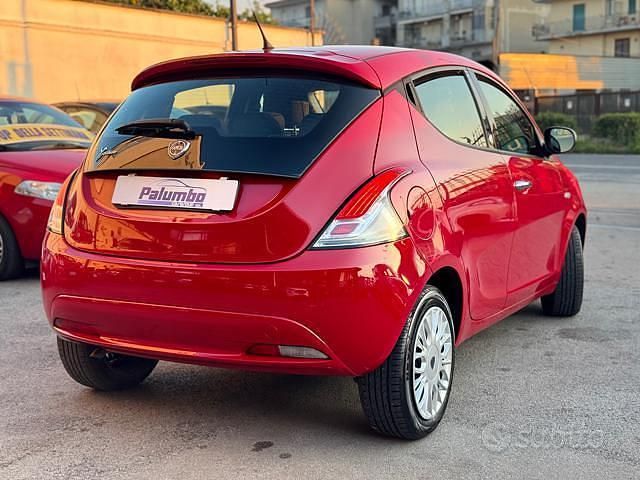 Usata Lancia Ypsilon Gold 69 CV (50 kW) 2016 Rosso Utilitaria