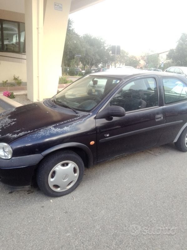 Nero Usata 1999 Opel Corsa Due volumi | 600 € (Ottimo prezzo) - Immagine 1/4