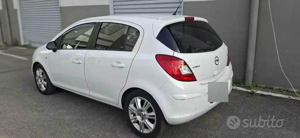 Usata Opel Corsa Edition 95 CV (69 kW) 2011 Bianco Utilitaria