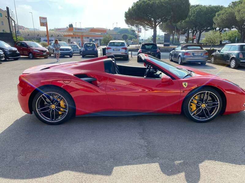 Usata Ferrari 488 670 CV (492 kW) 2023 Rosso Cabrio
