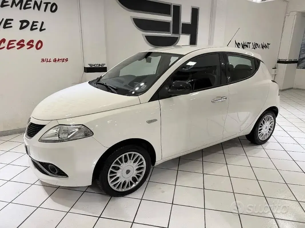 Usata Lancia Ypsilon Gold 69 CV (50 kW) 2017 Bianco Utilitaria