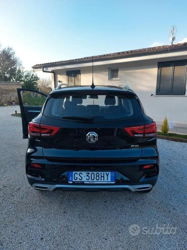 Usata MG ZS 106 CV (77 kW) 2023 Nero Berlina