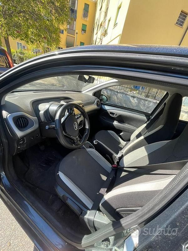 Usata Toyota Aygo 69 CV (50 kW) 2016 Grigio Utilitaria